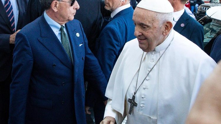 Ferenc pápa elhagyta a kórházat, hálát adott a Szűzanyának és visszatért a Vatikánba 2 A pápa elhagyja a kilinikát