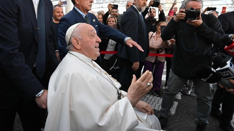 Ferenc pápa elhagyta a kórházat, hálát adott a Szűzanyának és visszatért a Vatikánba 3 Ferenc pápa örömmel üdvözli a körégyűlteket