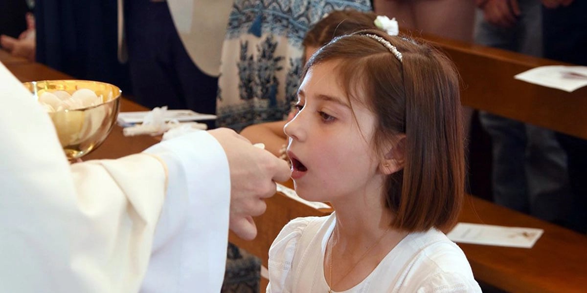 Valóban készen áll a gyermeke az elsőáldozásra? 1 elsoaldozas