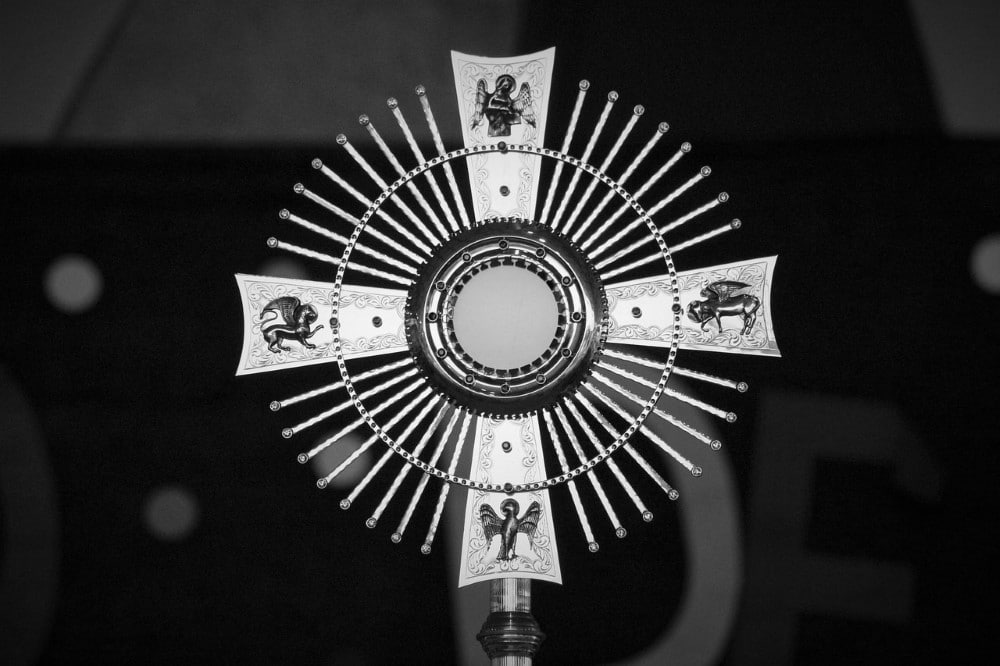 eucharistia fekete feher Egyedi