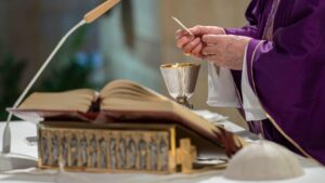 Ferenc pápa: A papok vigyék az Eucharisztiát a betegeknek 4 Ferenc pápa: A papok vigyék az Eucharisztiát a betegeknek