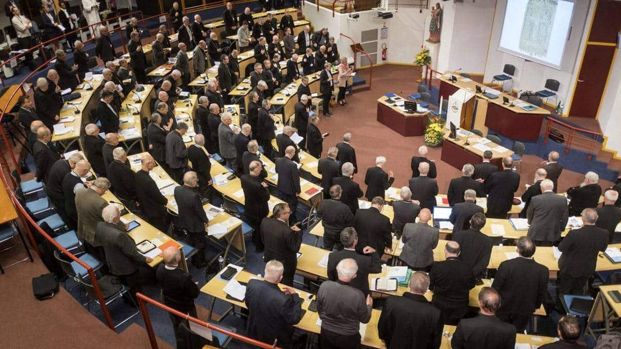 Francia püspökök: az 1. és 2. számú szülő elnevezés a család felbomlasztásához vezet 1 francia puspoki kar