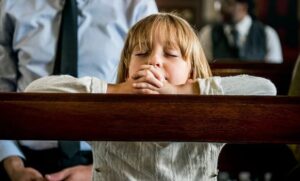 9 (nem spirituális) készség, amit a szentmisén megtanulnak a gyerekek és ami felkészíti őket az iskolára