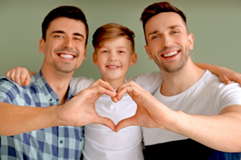 Gyermekeket örökbefogadó homoszexuális párok tanúságtételeit teszi közzé a püspöki szinódus 1 homoszexualis parok gyermekneveles Egyeni