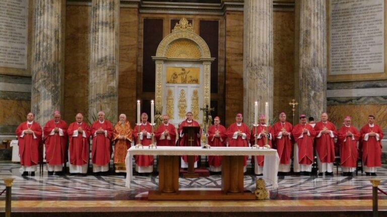 Horvát püspökök a homoszexuális párok gyermek örökbefogadása ellen 6 Horvát püspökök a homoszexuális párok gyermek örökbefogadása ellen