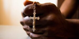 Egy nigériai pap tanúságtétele: „Hetedik hete temetjük plébániánk tagjait, anélkül hogy látnánk az alagút végét”