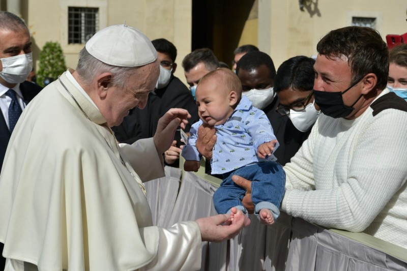 Ferenc pápa katekézise: Imádkozni nem könnyű dolog, s ezért menekülünk előle! 2 img1 365
