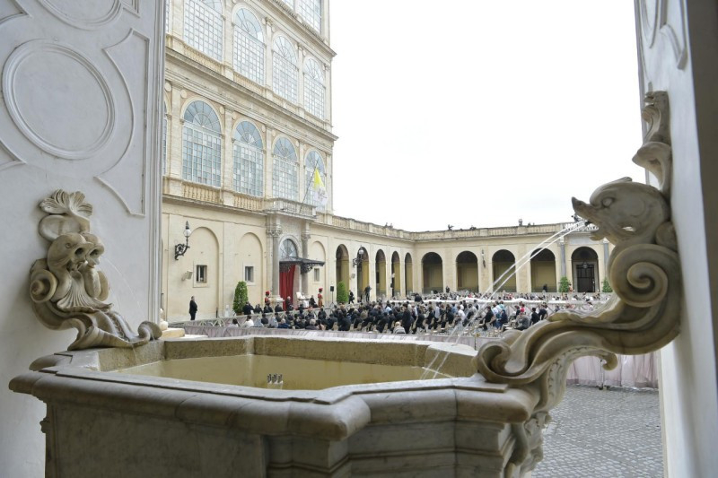 Ferenc pápa katekézise: Imádkozni nem könnyű dolog, s ezért menekülünk előle! 3 img1 366