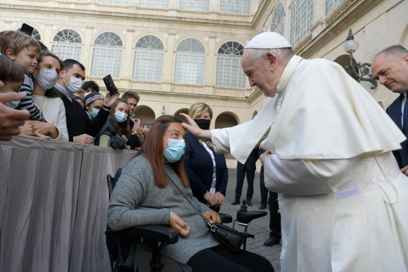 Ferenc pápa katekézise: Imádkozni nem könnyű dolog, s ezért menekülünk előle! 4 img1 367