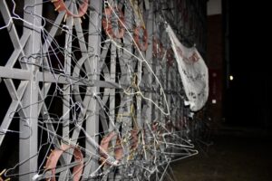 Ruhaakasztókkal zárták el a kölni érsek házát 1 Ruhaakasztókkal zárták el a kölni érsek házát