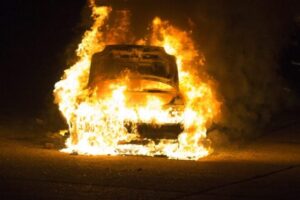 Franciaország: Lángoló autót löktek a templomnak