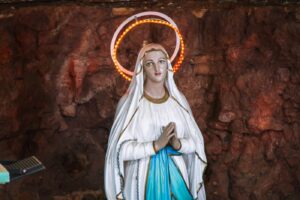 Miért van Lourdes-nak csupán 70 elismert csodája?