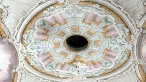 Miért van néhány középkori templom mennyezetén nyílás? 6 Miért van néhány középkori templom mennyezetén nyílás?