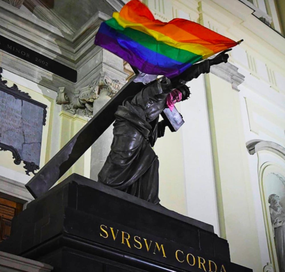 megszentsegtelenitett Jezus szobor Egyedi