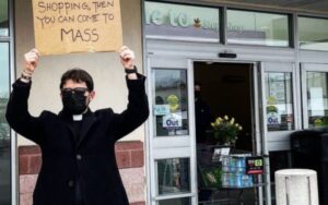 Tábla az élelmiszerbolt előtt