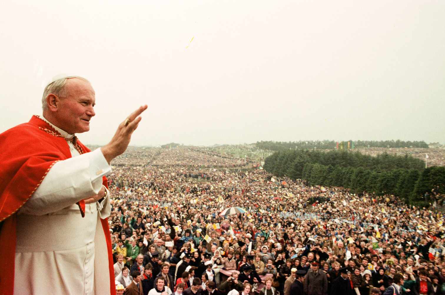 pope john paul waves to a crowd