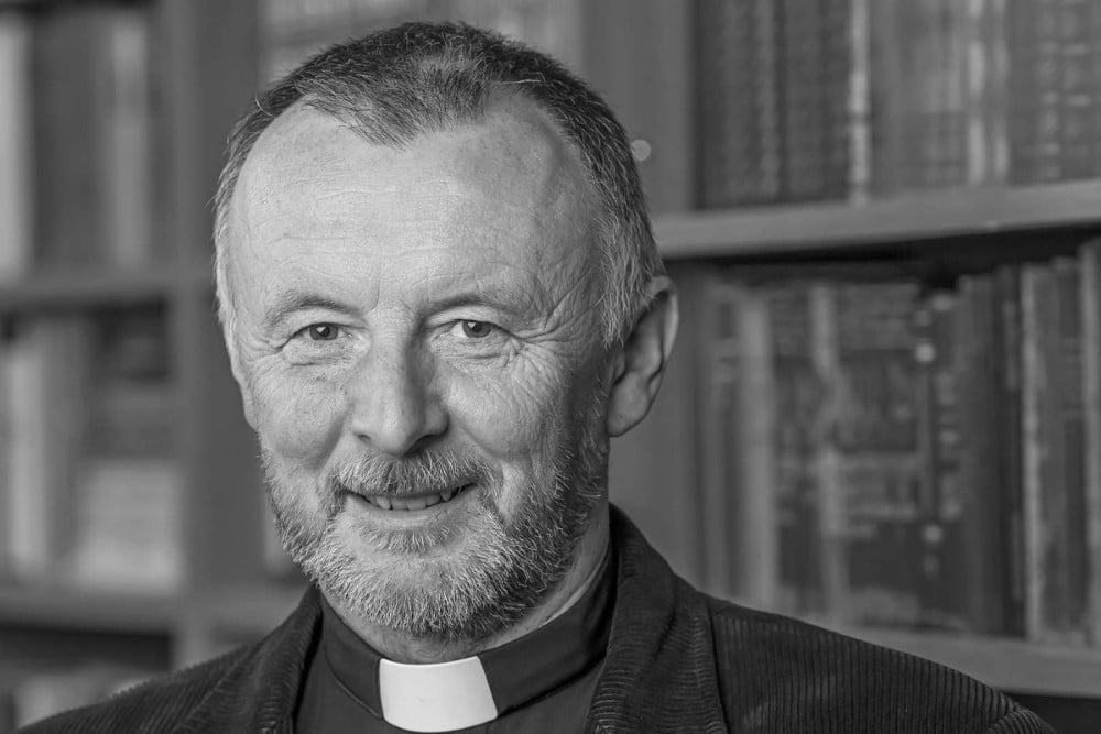 Mit csinál az ördög karácsonykor? 2 puss atya b w 0 Custom