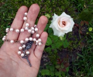 Gyöngyfüzér - Mire jó és miért van szükség a rózsafüzérre? 9 Gyöngyfüzér – Mire jó és miért van szükség a rózsafüzérre?