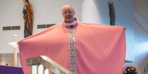 Vakok látnak… A rózsaszínbe öltöző egyház