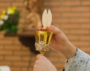 Miért ejt a pap egy ostyadarabkát a kehelybe?