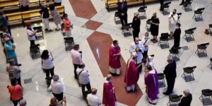 SPANYOLORSZÁG – A Sagrada Familiába a turisták bemehetnek, de a hívek nem