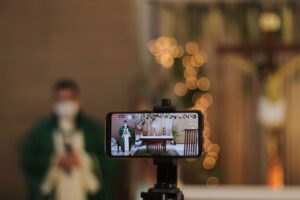 Bugnyar: „Abba kell hagynunk az online szentmise-közvetítéseket” 7 Bugnyar: „Abba kell hagynunk az online szentmise-közvetítéseket”