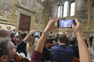 Ferenc pápa: Száműzni kell a gyermekekkel való visszaélés minden formáját a digitális világból