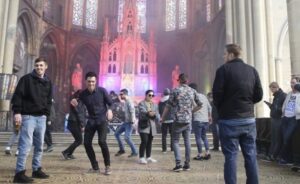 Techno zene és buli. A székesegyházban?! – VIDEÓ
