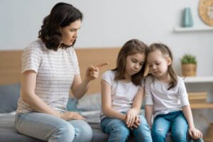 Hol a határ a tekintélyelvű nevelésben? Jó ez a módszer? – Találjuk meg egymást podcast