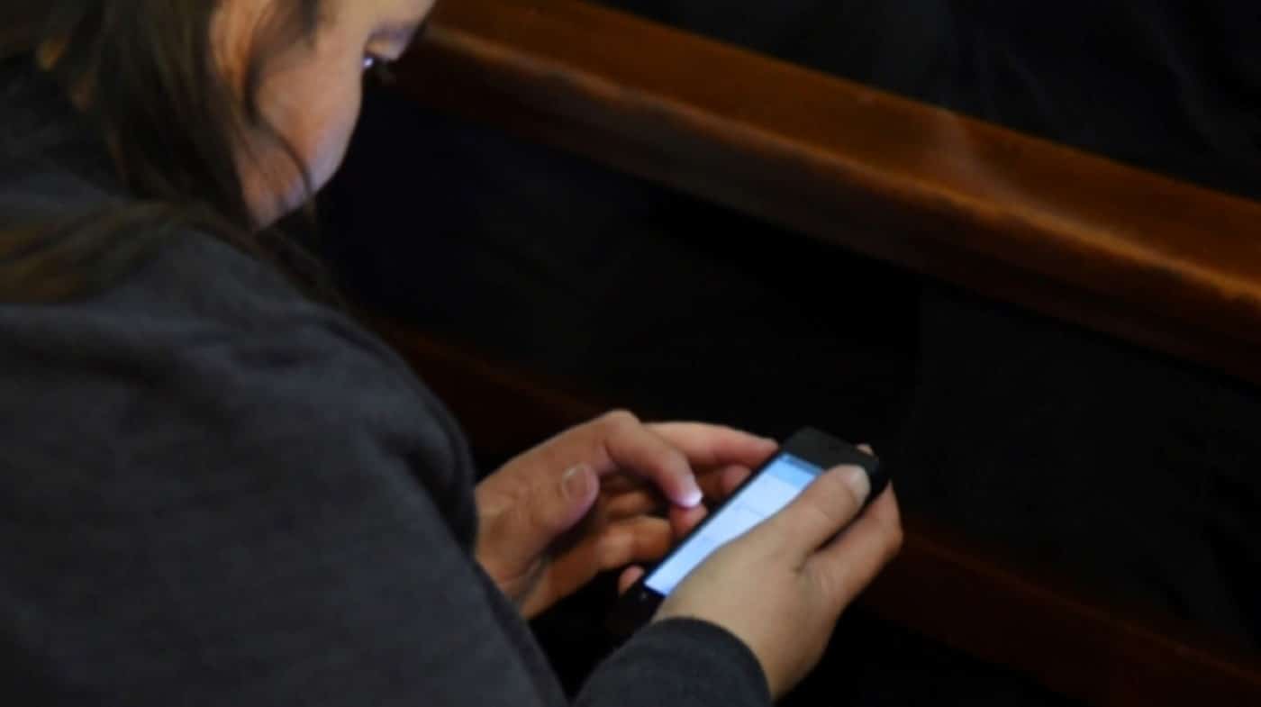 Vajon bűn-e telefonálni szentmise közben? 1 telefon templom Custom