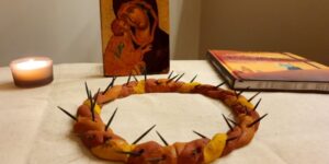 Gyermekeknek: Készítsünk töviskoronát só-liszt-gyurmából 4 Gyermekeknek: Készítsünk töviskoronát só-liszt-gyurmából