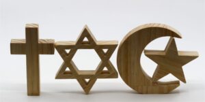 Vallásellenes cselekedetek Franciaországban: Két képviselő a vallások elleni „gyűlölet növekedésére” figyelmeztet 10 Vallásellenes cselekedetek Franciaországban: Két képviselő a vallások elleni „gyűlölet növekedésére” figyelmeztet