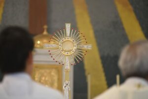 Világméretű szentségimádás lesz Krisztus Király előestéjén 10 Világméretű szentségimádás lesz Krisztus Király előestéjén