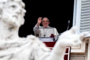 Ferenc pápa Úrangyala imája Mindenszentek napján: az ajándék útközben alakít szentté