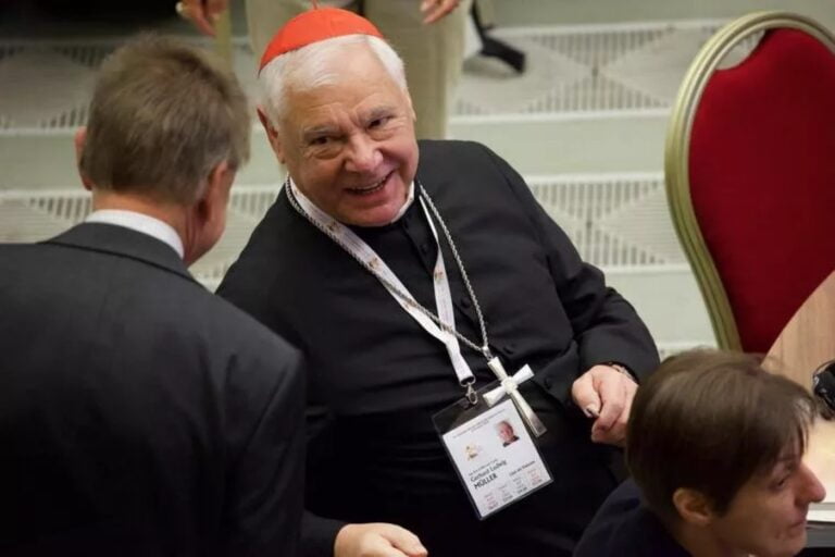 Müller bíboros a szinóduson megerősítette, hogy „Isten soha nem áldja meg a bűnt” 5 Müller bíboros a szinóduson megerősítette, hogy „Isten soha nem áldja meg a bűnt”