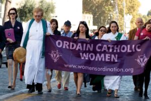 Hagyjuk abba a nők felszenteléséről szóló szinódusi beszédet