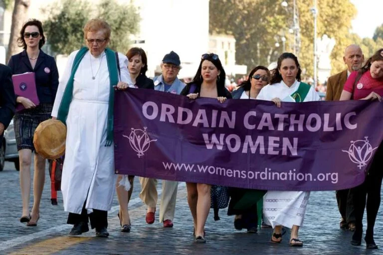 Hagyjuk abba a nők felszenteléséről szóló szinódusi beszédet