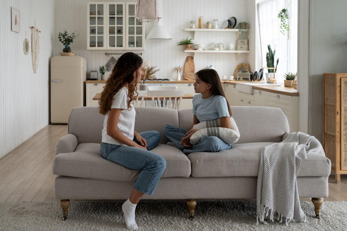 Hogyan beszéljünk a gyerekekkel a háborúról? 1 serious mother and teenage girl are both sits on s 2022 12 22 14 37 47 utc Medium