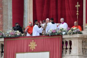 A pápa karácsonyi Urbi et Orbi üzenete: Örömünk oka, hogy Isten gyermekei vagyunk