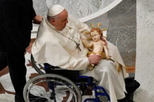 Az éjféli mise pápai homíliája: Jézus nem a teljesítmény, hanem a megtestesülés Istene 4 Az éjféli mise pápai homíliája: Jézus nem a teljesítmény, hanem a megtestesülés Istene