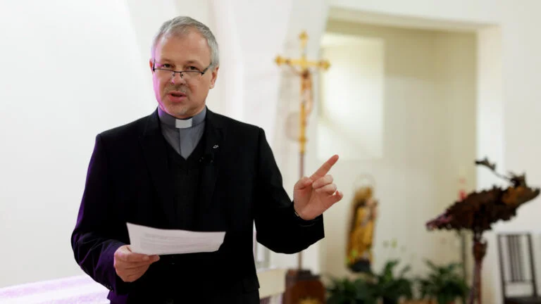 Közeledik. Kopogtat. Megújulást hoz. – indul az Adventi ráhangoló