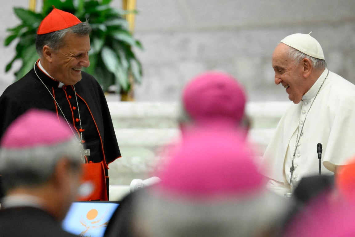 Bíboros, püspök, apát, helynök... Mi a hierarchia a katolikus egyházban? 1 Pope Francis R and Cardinal Mario Grech AFP 000 33ZB2HC 1 Medium