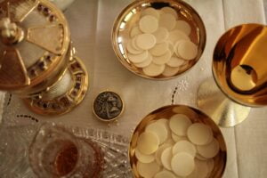 A Vatikán Hittani Dikasztériuma bátorítja az egyedülálló anyákat, hogy ha meggyóntak, járuljanak szentáldozáshoz