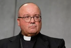 Egy vatikáni tisztviselő szerint az egyháznak engedélyeznie kellene a papok házasságát