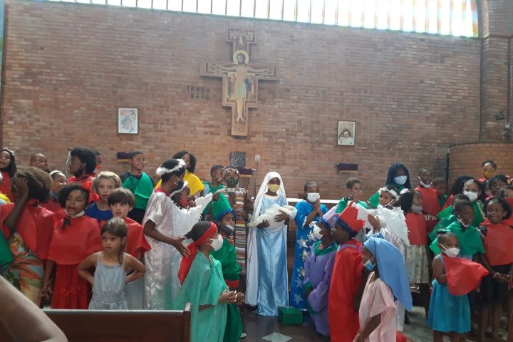 Kis karácsonyi csodák: misszióban a világ másik végén 4 FLORIANE BOULET CRECHE Small