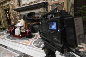 Ferenc pápa köszönetet mondott a vatikáni újságíróknak az egyházi botrányokról szóló tudósításokért