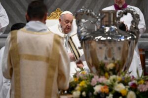 Ferenc pápa krizmaszentelési homíliája: a pap Krisztus szeretetétől szíven szúrt ember
