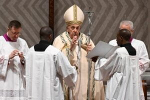 Ferenc pápa homíliája a vigília-szentmisén: Az Úr elhengeríti szívünk sírjainak köveit