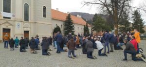 Férfiak térdepelve: az élet tiszteletéért és védelméért, a békéért imádkoztak Csíksomlyón