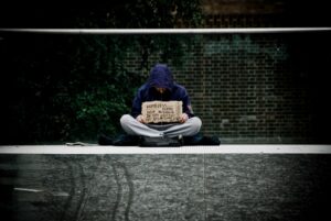 A lelkész hajléktalannak öltözött és vasárnap reggel odament az új templomához